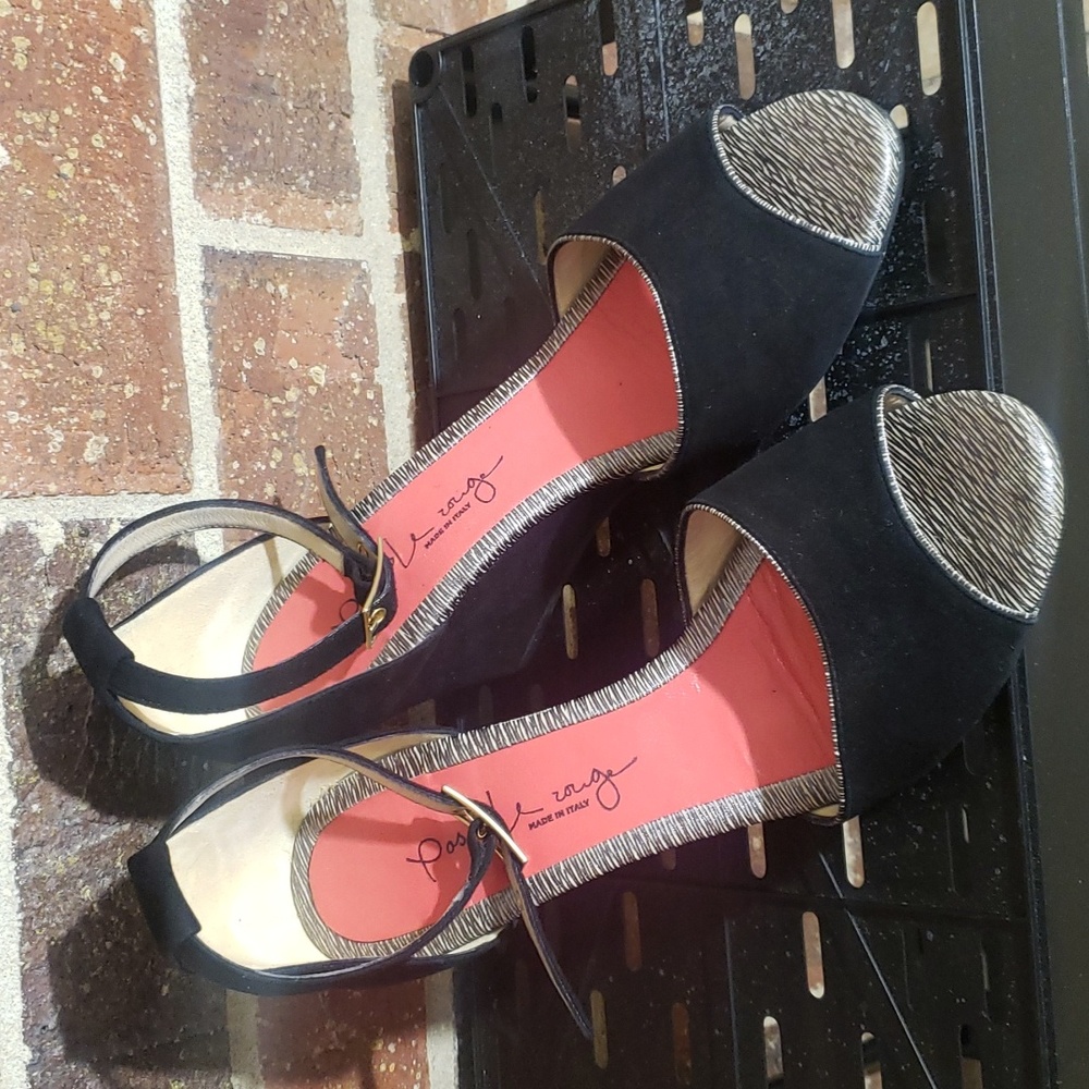 Pas de rouge black suede shoes.